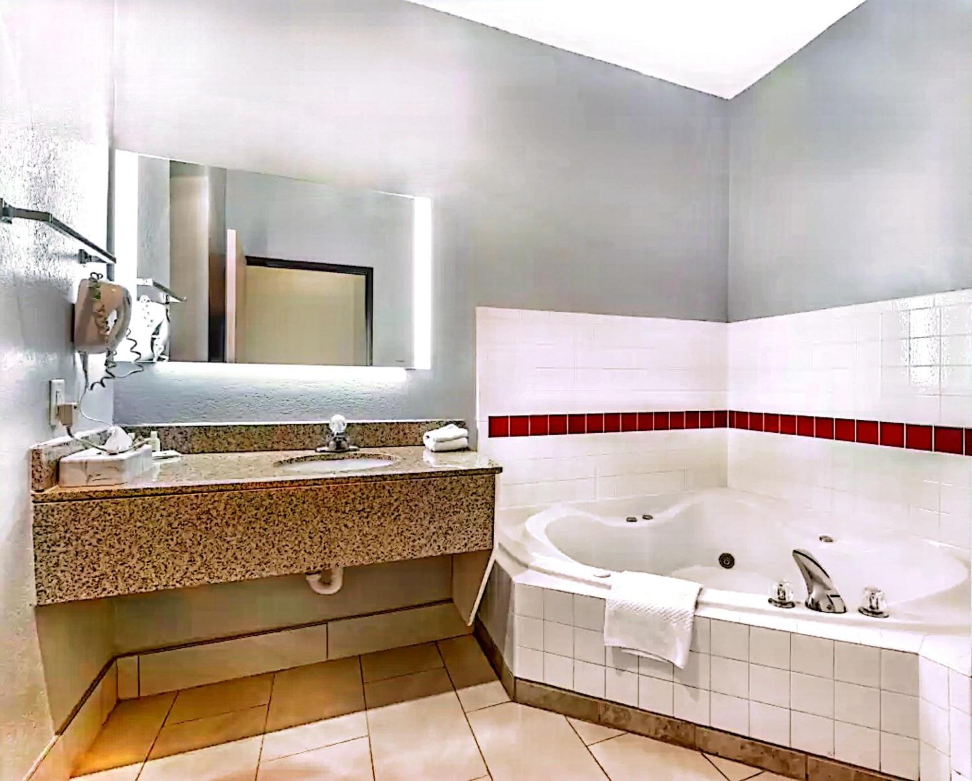 Quality Inn & Suites Manhattan Eksteriør bilde