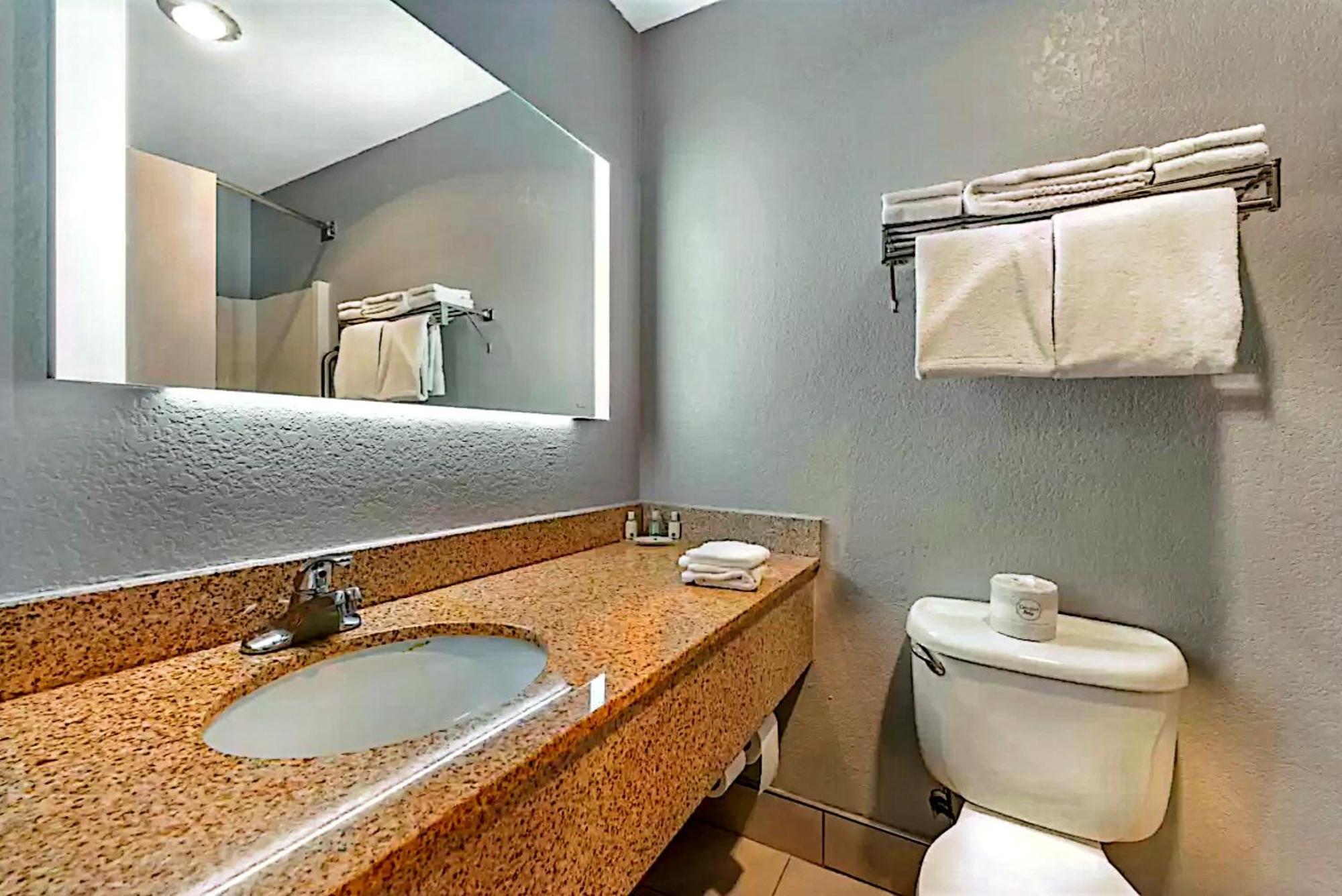 Quality Inn & Suites Manhattan Eksteriør bilde