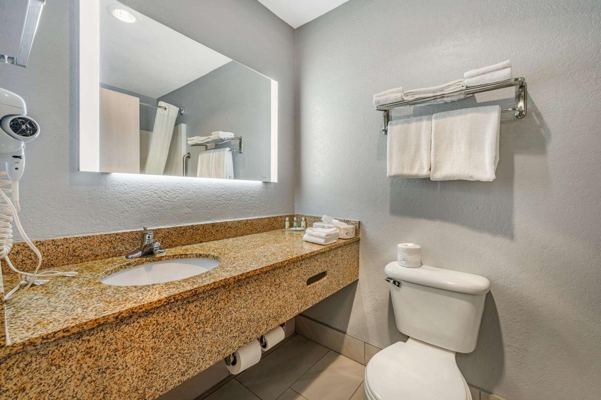 Quality Inn & Suites Manhattan Eksteriør bilde