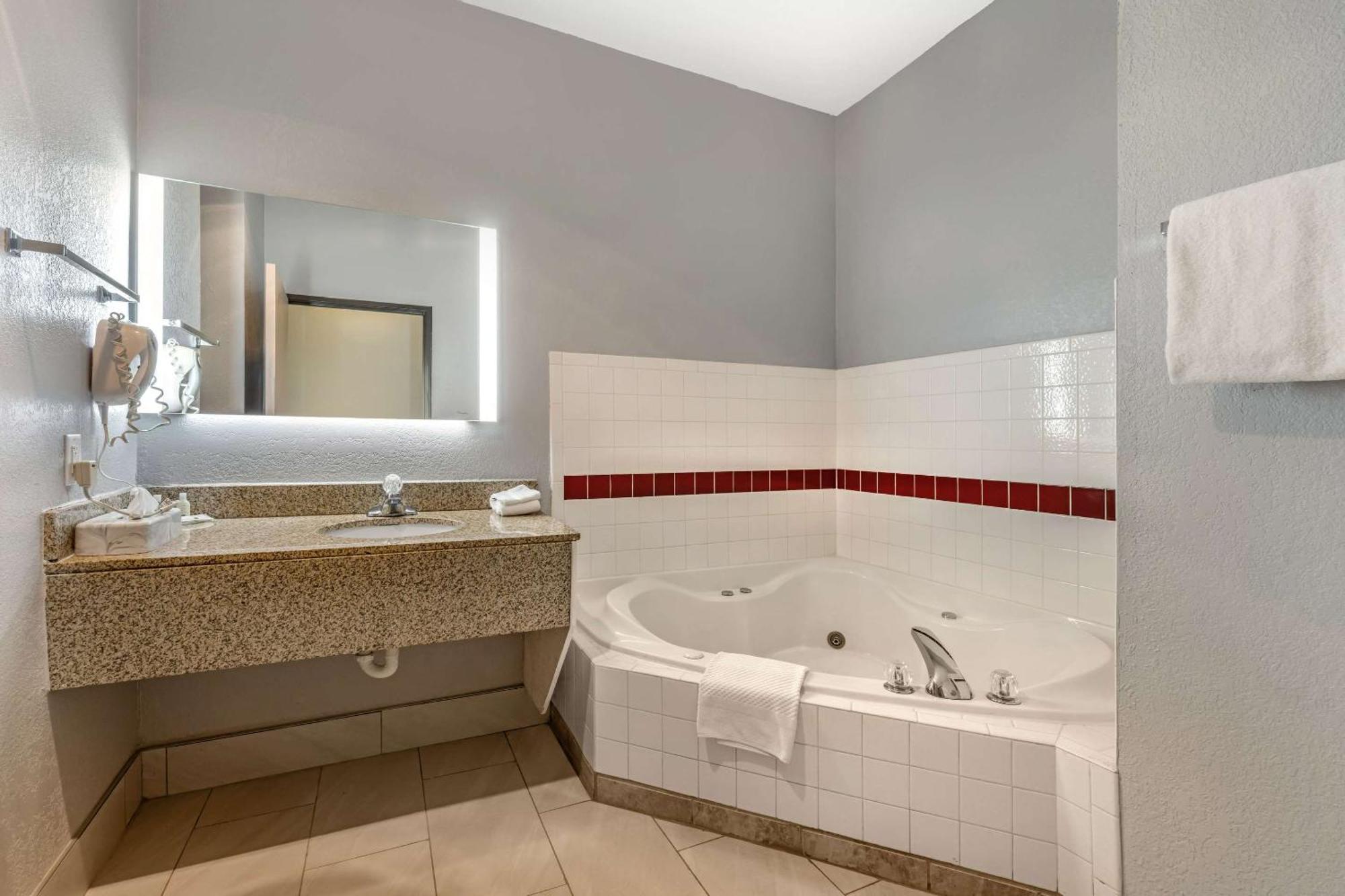 Quality Inn & Suites Manhattan Eksteriør bilde